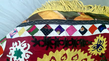 Afbeelding in Gallery-weergave laden, Vintage hand-embroidered Suzani with Khan Atlas from Uzbekistan 【One and only item!】