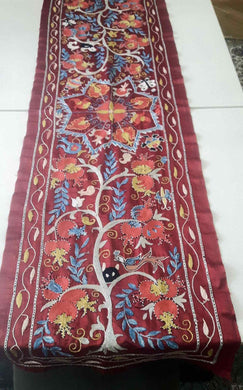 Suzani handbestickter Seidenstoff - rot