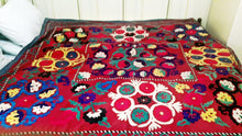 Afbeelding in Gallery-weergave laden, Vintage hand-embroidered Suzani from Uzbekistan 【One and only item!】