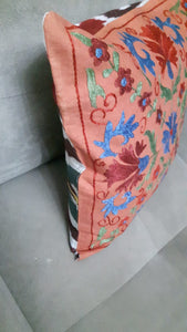 Suzani handbestickter Kissenbezug mit Ikat-Stoff auf der Rückseite