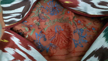 Laden Sie das Bild in den Galerie-Viewer, Suzani handbestickter Kissenbezug mit Ikat-Stoff auf der Rückseite