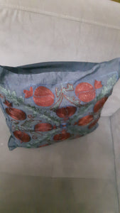 Suzani handbestickter Kissenbezug - grau mit Granatapfelmuster