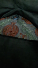 Laden Sie das Bild in den Galerie-Viewer, Suzani handbestickter Kissenbezug - grau mit Granatapfelmuster