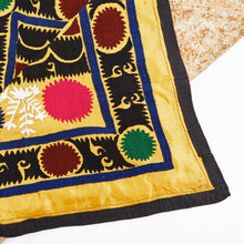 Charger l&#39;image dans la galerie, Vintage silk hand-embroidered Suzani from Uzbekistan 【One and only item!】